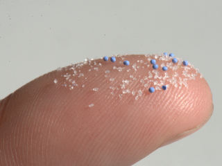 Microplastics Stephan_Glinka_900-600x439